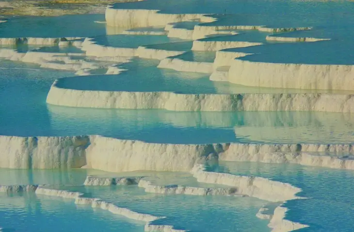 Pamukkale traverten havuzları beyaz terasları Denizli Türkiye